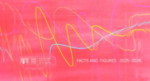 Cover von "Facts and Fitures 2025–2026": Rosa Hintergrund, mit gelben, hellblauen und pinken Farbstift-Linien.